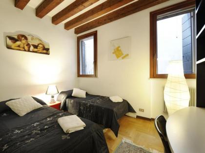 Caerano di San Marco Apartment Sleeps 6 Air Con - image 9