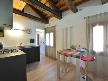 Castello di Godego Apartment Sleeps 2 Air Con WiFi - image 8