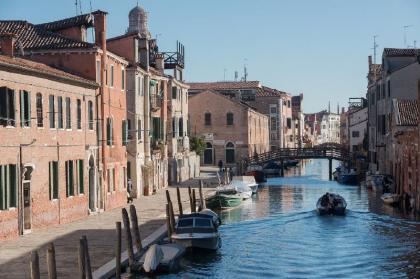 ART PAINTING spacious canal view apartment Venice 