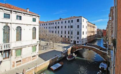Ca Corte Nova design apartment with canal view Venice 