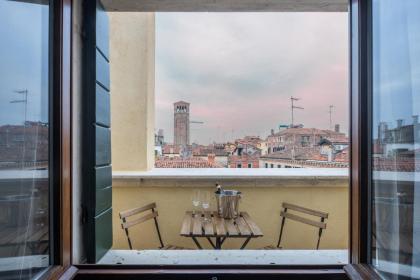 Bright Apartment On Venetian Roofs R&R 
