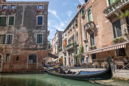 Dimora Al Doge Beato Canal View - image 10