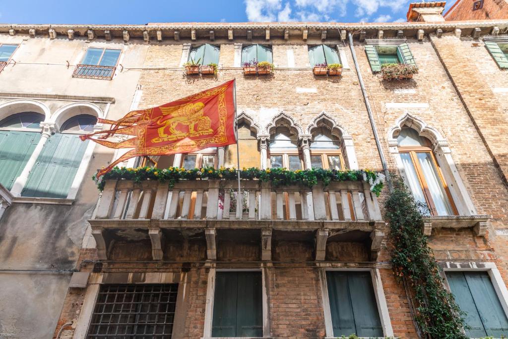 Dimora Al Doge Beato Canal View - image 4