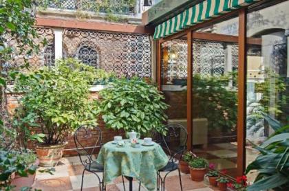 Hotel La Fenice et Des Artistes - image 20