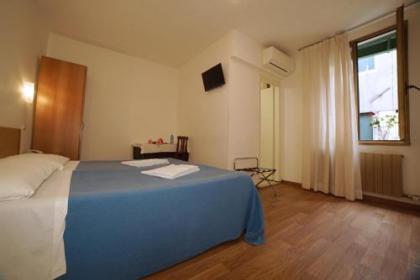 Hotel Canada - image 9