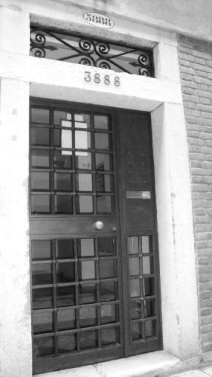 Venice Apartments - image 2