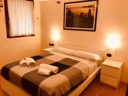 Venice and Venice Apartments - private rooms in shared apartment - image 11