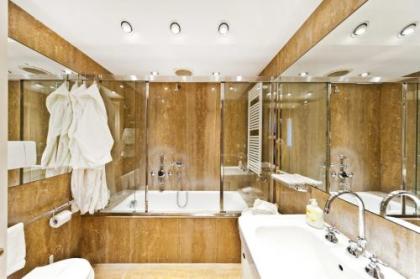 Very central apartment in historical 1600 Palace with lift within a few min walk from San Marco Square - image 1