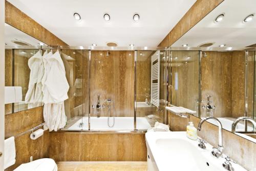 Very central apartment in historical 1600 Palace with lift within a few min walk from San Marco Square - main image