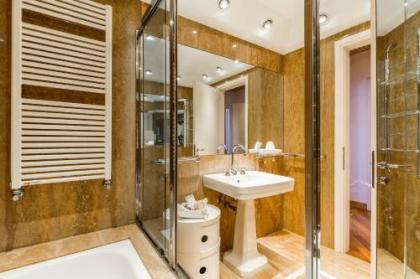 Very central apartment in historical 1600 Palace with lift within a few min walk from San Marco Square - image 10