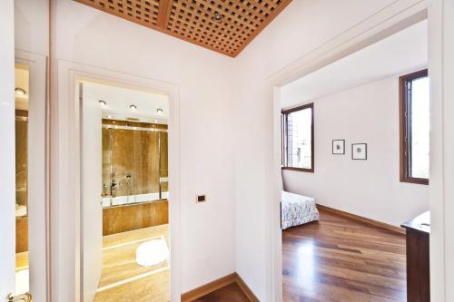 Very central apartment in historical 1600 Palace with lift within a few min walk from San Marco Square - image 2