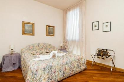 Very central apartment in historical 1600 Palace with lift within a few min walk from San Marco Square - image 20