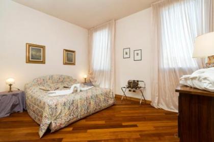 Very central apartment in historical 1600 Palace with lift within a few min walk from San Marco Square - image 9