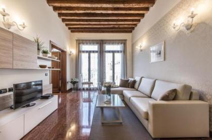 Ca' del Monastero 1 Collection Apt for 4 Guests with Balcony and Lift - image 1