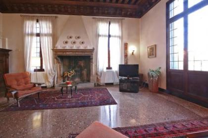 Appartamenti inside Palazzo Foscarini - image 13