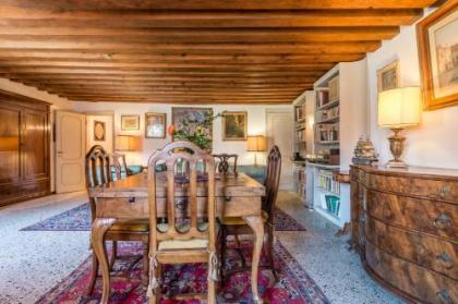 Admiral Emo Palace Over Canal Grande - image 13