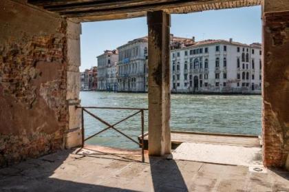 Admiral Emo Palace Over Canal Grande - image 7