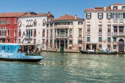Admiral Emo Palace Over Canal Grande - image 8