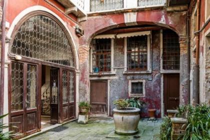 Admiral Emo Palace Over Canal Grande - image 9