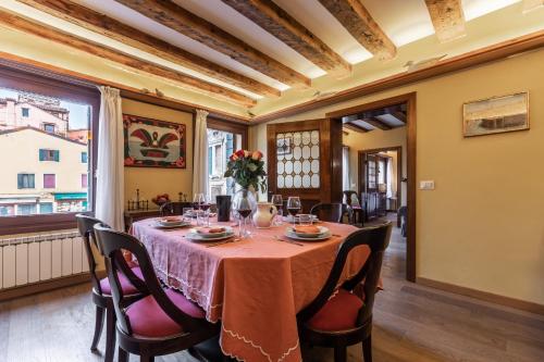 La Tana Cozy Apartment in Campo San Maurizio - main image