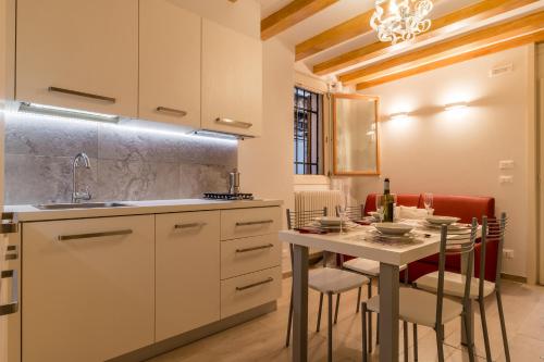 BRAGORA 3524 BETWEEN SAN MARCO AND BIENNALE - image 2