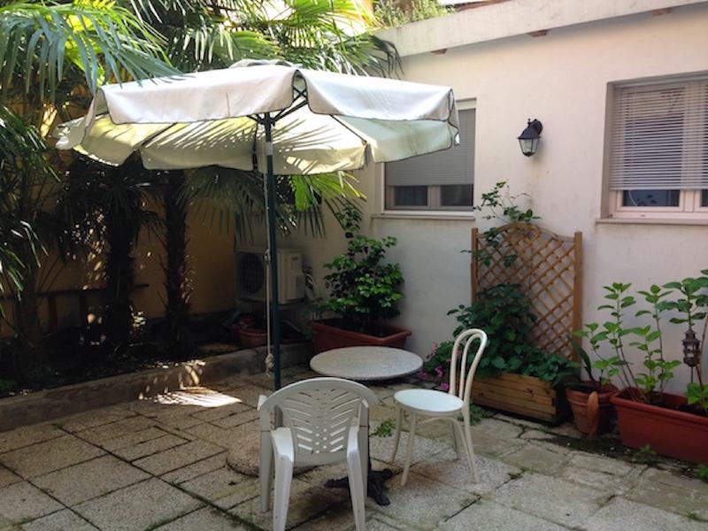 Gaffaro Elegant apt with private patio!  - image 3