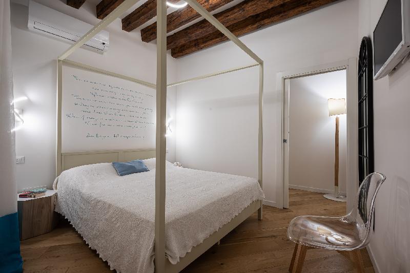 Privacy in Venice Apartment - main image