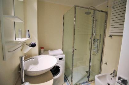 Central new spacious and bright apartment - image 2