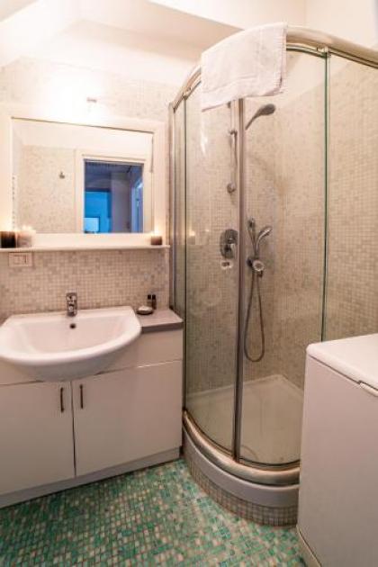 Guggeinheim Apartment - image 18