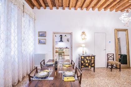 Ca' San Beneto Completely Refurbished in a fabulously central area - image 11