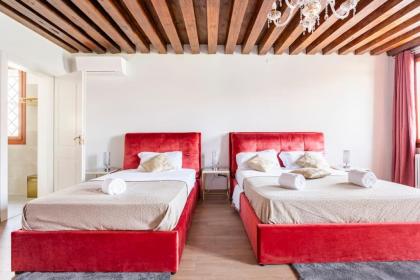 Venice Luxury Suites - image 30