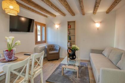 Ecco Suites Apartments - image 25